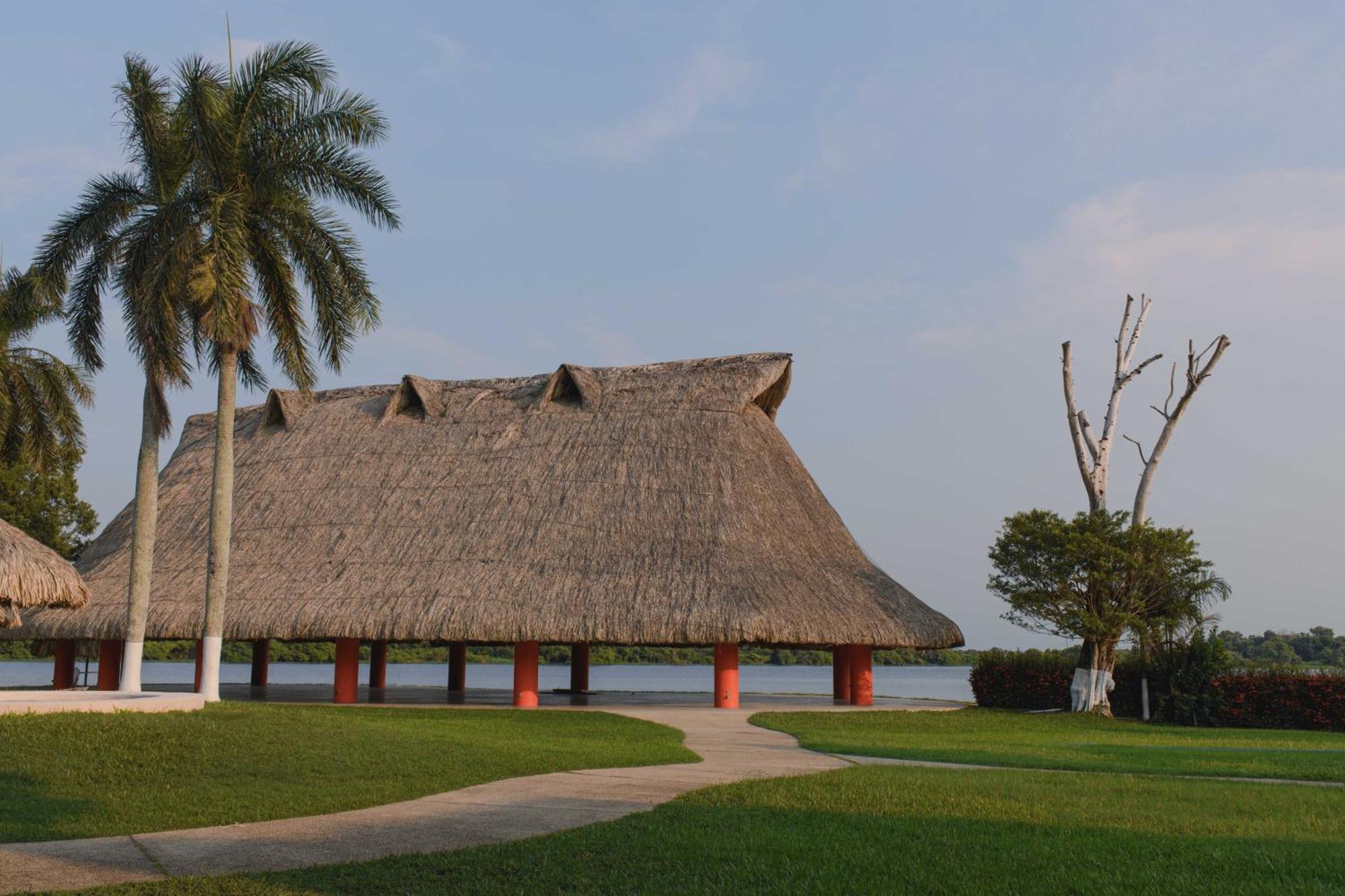 Hotel Terranova Coatzacoalcos Exterior foto A replica of a longhouse at the Lake of the Isles