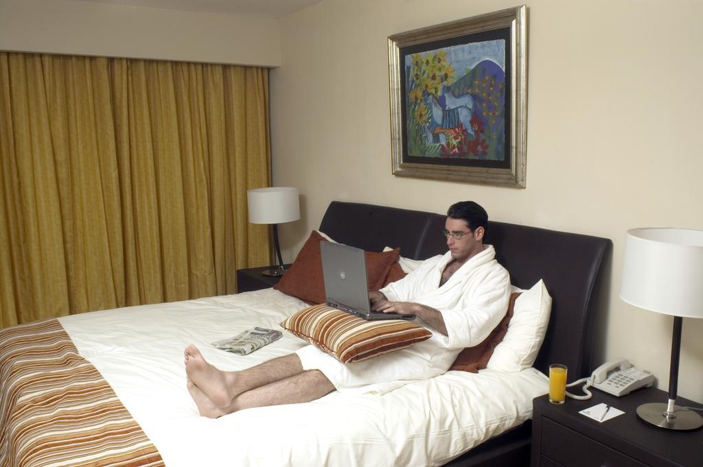 Hotel Terranova Coatzacoalcos Zimmer foto A guest using a laptop in a hotel room