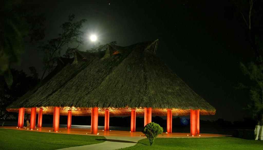 Hotel Terranova Coatzacoalcos Exterior foto The Great Hall at night